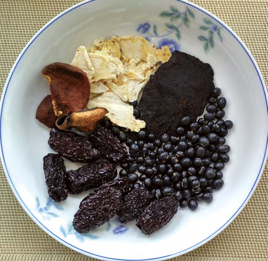 甲減調理 . 當歸熟地黑豆南棗湯